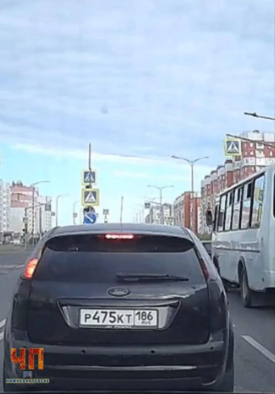 Вартовчанин на «Форде» решил всем показать, как круто он умеет гонять между машин, да ещё и на красный Вартовчанин на «Форде» решил всем показать, как круто он умеет гонять между машин, да ещё и на красный