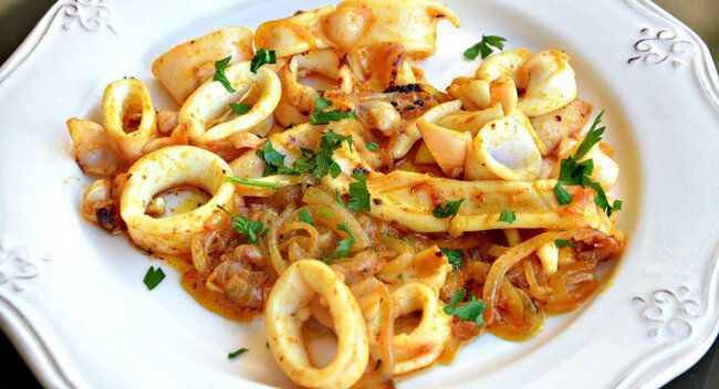 Ароматные жареные кальмары с луком: простота и вкус в одном блюде