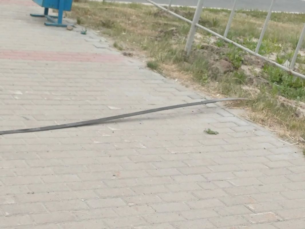 Вартовчанин переживает, что из-за некачественного крепления остановки на Героев Самотлора, 15 другие вартовчане могут пострадать: Вартовчанин переживает, что из-за некачественного крепления остановки на Героев Самотлора, 15 другие вартовчане могут пострадать: