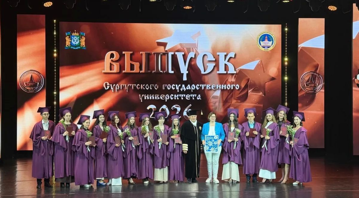В Сургуте полицейские и общественники приняли участие в церемонии вручения дипломов выпускникам
