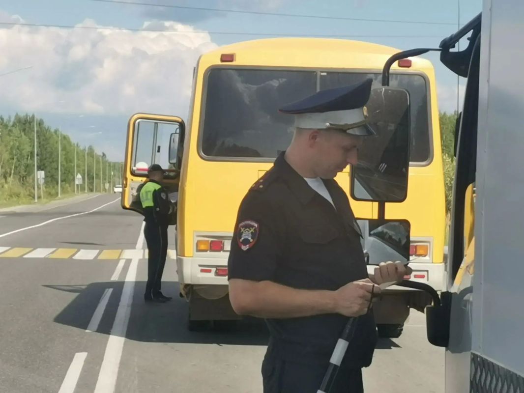 Сотрудники Госавтоинспекции продолжают профилактическую деятельность на дорогах Югры Сотрудники Госавтоинспекции продолжают профилактическую деятельность на дорогах Югры