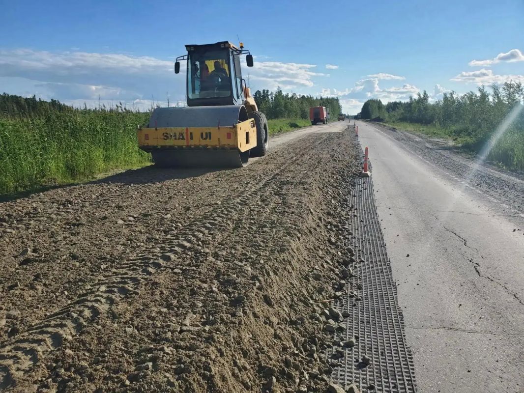 Доброго понедельника!. В Югре не сбавляем темпы — дорожная кампания в самом разгаре! Прямо сейчас на участке км 8+579 – км 18+000 трассы «г. Лангепас – г. Покачи» идёт укладка выравнивающего слоя — специалисты работают со... Доброго понедельника!. В Югре не сбавляем темпы — дорожная кампания в самом разгаре! Прямо сейчас на участке км 8+579 – км 18+000 трассы «г. Лангепас – г. Покачи» идёт укладка выравнивающего слоя — специалисты работают со...