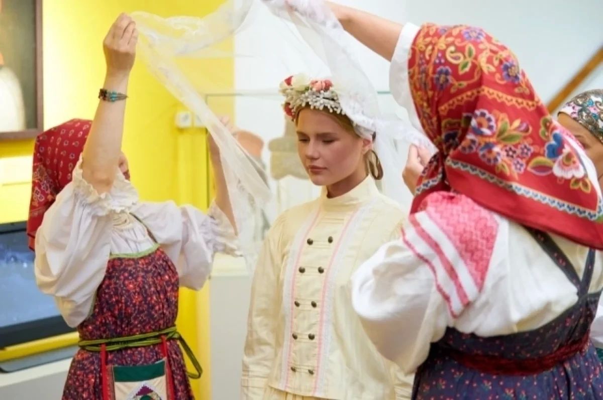 Традиции, которые живут. В Югре открылась выставка о русской свадьбе