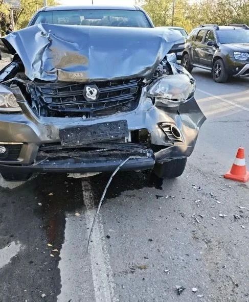 Гонщик врезался в машину, стоящую на светофоре