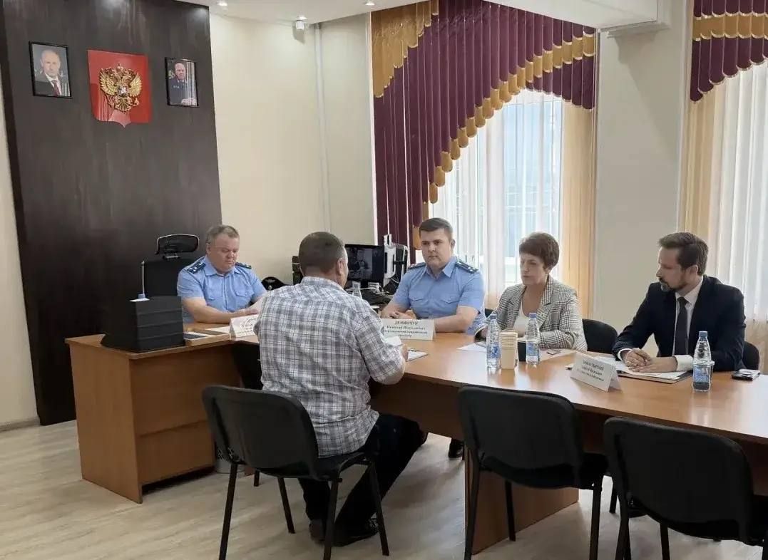 Первый заместитель прокурора округа Михаил Дружинин провел личный прием жителей городов Нефтеюганска, Сургута и Нефтеюганского района