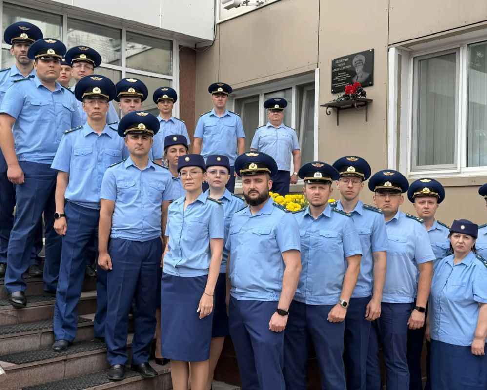 Работники прокуратуры почтили память прокурора округа Бедерина Ю.А., погибшего при исполнении служебного долга Работники прокуратуры почтили память прокурора округа Бедерина Ю.А., погибшего при исполнении служебного долга