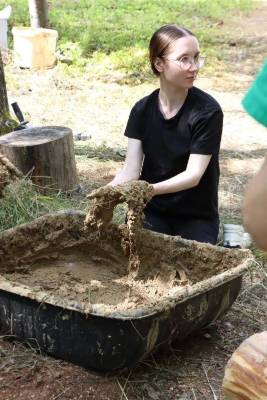 Нянь кур своими руками. Наш корреспондент, студентка из Екатеринбурга, попала на интенсив Центра ремесел Югры, где научилась делать глиняную печь обских угров Нянь кур своими руками. Наш корреспондент, студентка из Екатеринбурга, попала на интенсив Центра ремесел Югры, где научилась делать глиняную печь обских угров