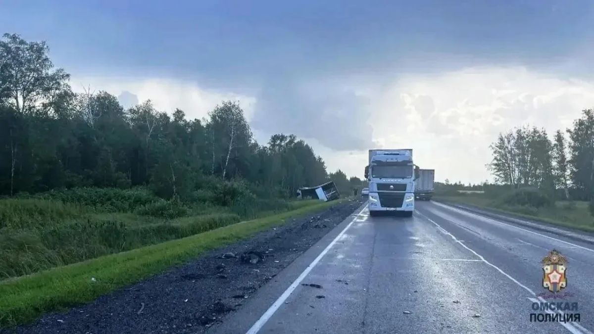 Югорчане разбились на трассе в Омской области Югорчане разбились на трассе в Омской области
