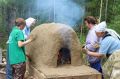 Нянь кур своими руками. Наш корреспондент, студентка из Екатеринбурга, попала на интенсив Центра ремесел Югры, где научилась делать глиняную печь обских угров