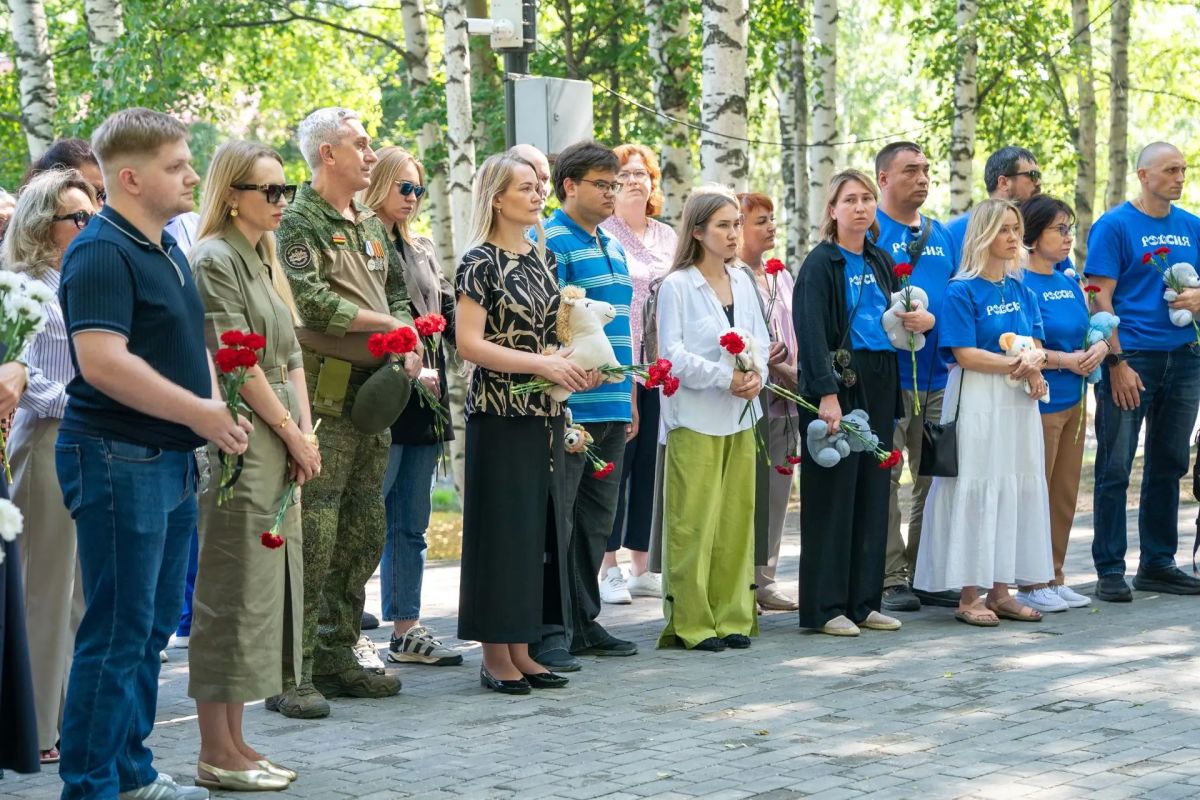 Молодёжь Югры почтила память детей — жертв войны в Донбассе Молодёжь Югры почтила память детей — жертв войны в Донбассе