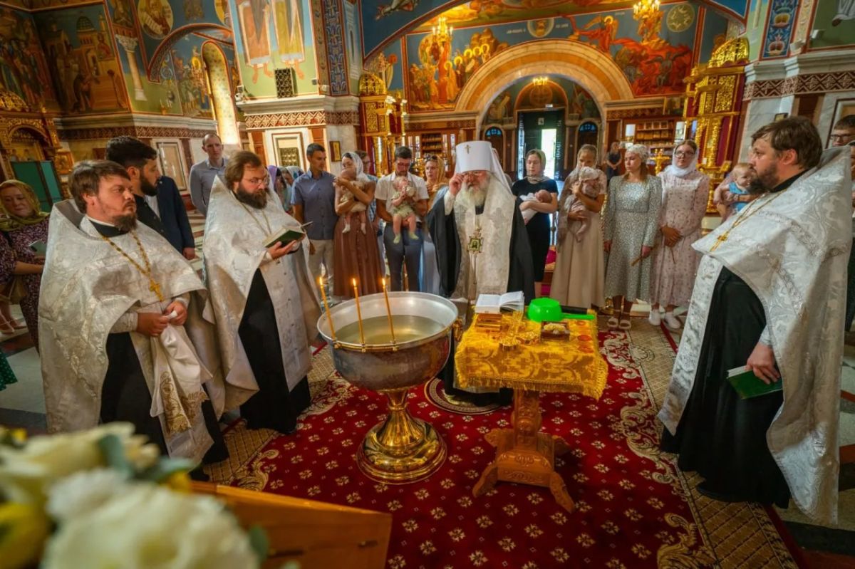 В День крещения Руси митрополит Павел впервые крестил детей из многодетных семей в Ханты-Мансийске В День крещения Руси митрополит Павел впервые крестил детей из многодетных семей в Ханты-Мансийске