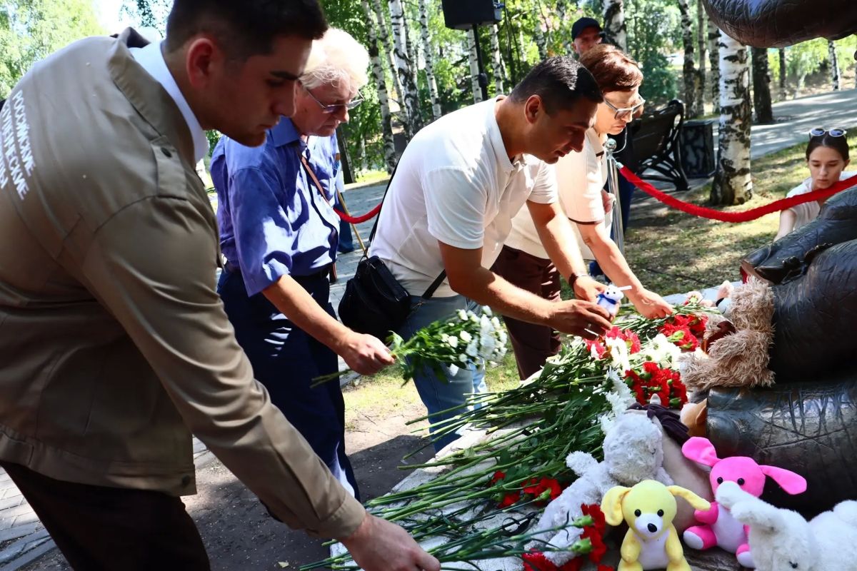 Молодёжь Югры почтила память детей — жертв войны в Донбассе Молодёжь Югры почтила память детей — жертв войны в Донбассе