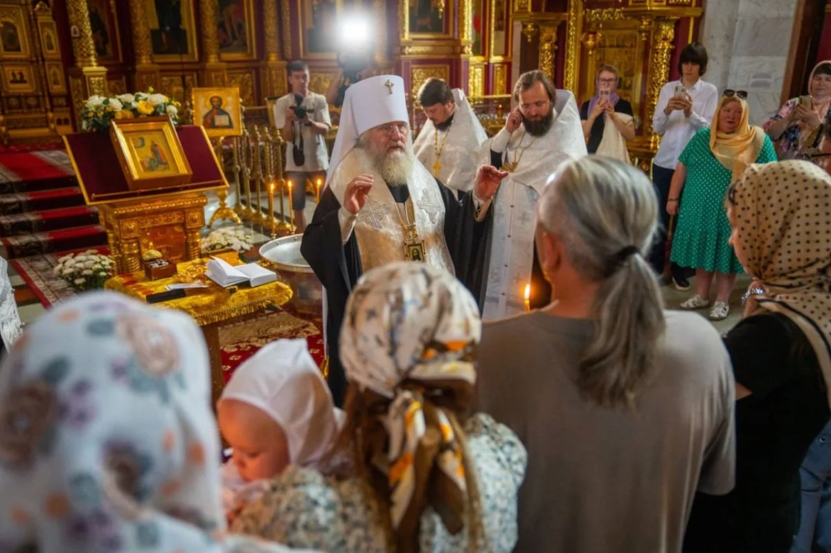 В День крещения Руси митрополит Павел впервые крестил детей из многодетных семей в Ханты-Мансийске В День крещения Руси митрополит Павел впервые крестил детей из многодетных семей в Ханты-Мансийске