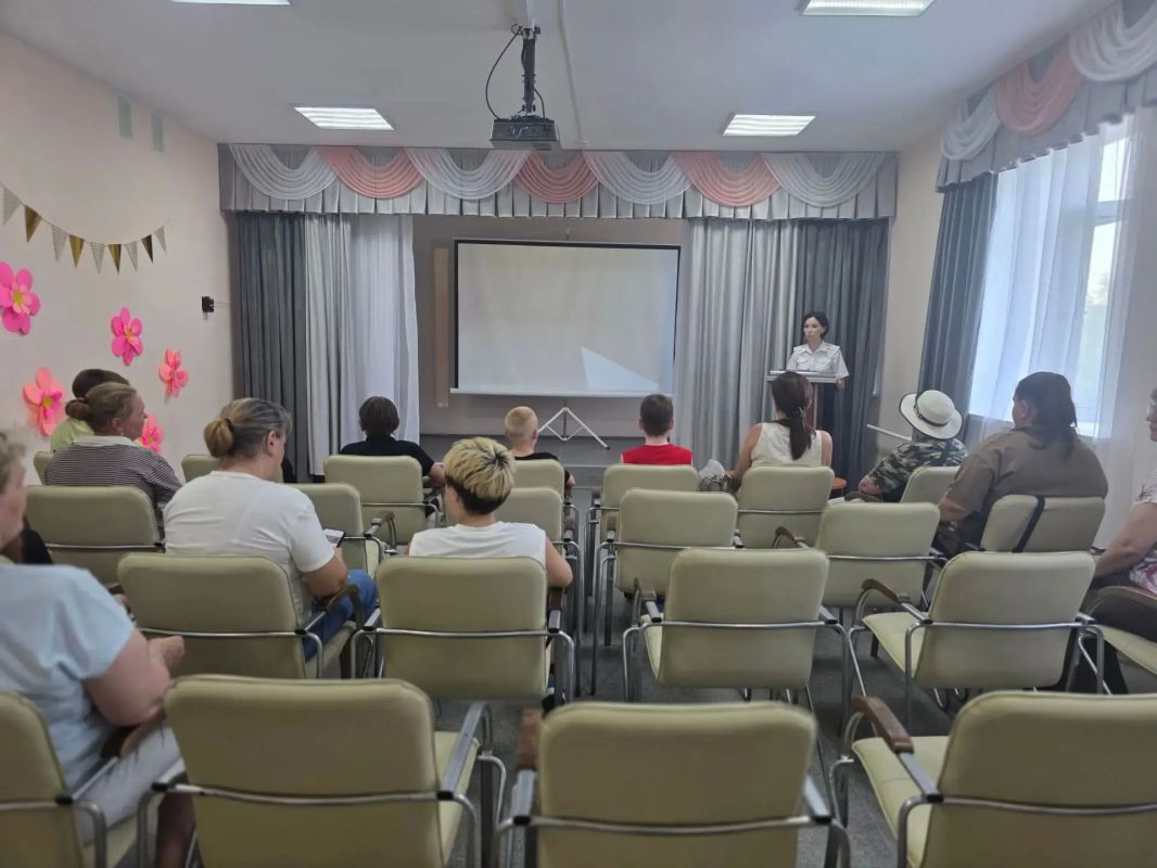 Госавтоинспекторы Югры проводят ликбезы в трудовых коллективах Госавтоинспекторы Югры проводят ликбезы в трудовых коллективах