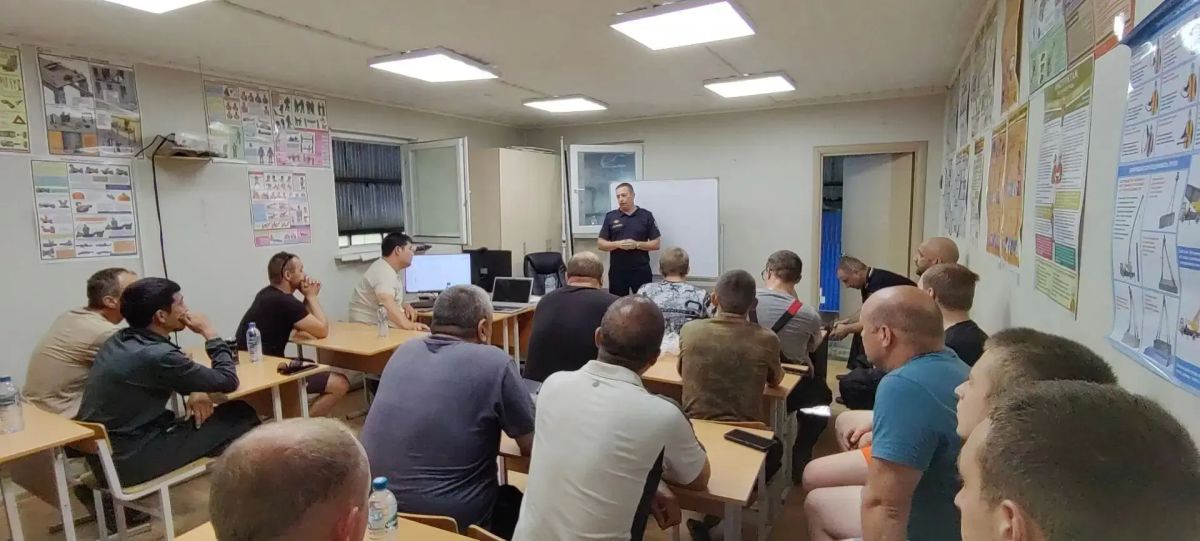 Госавтоинспекторы Югры проводят ликбезы в трудовых коллективах Госавтоинспекторы Югры проводят ликбезы в трудовых коллективах