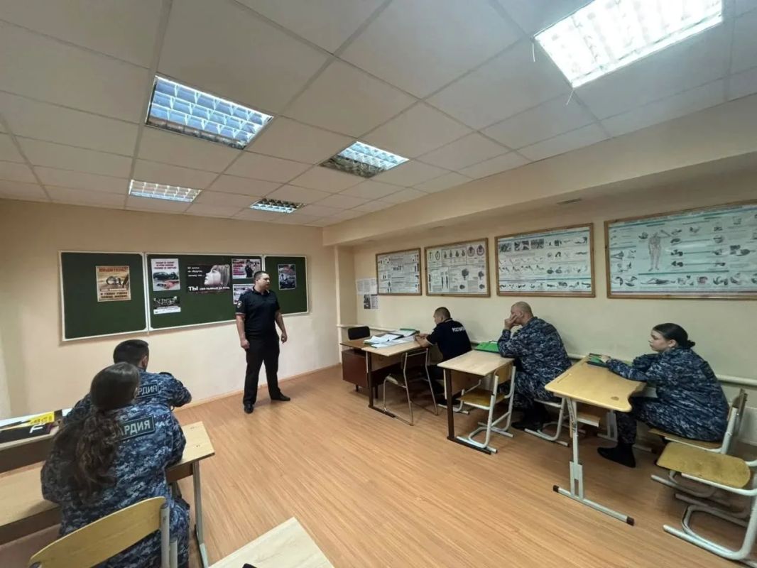 Госавтоинспекторы Югры проводят ликбезы в трудовых коллективах Госавтоинспекторы Югры проводят ликбезы в трудовых коллективах