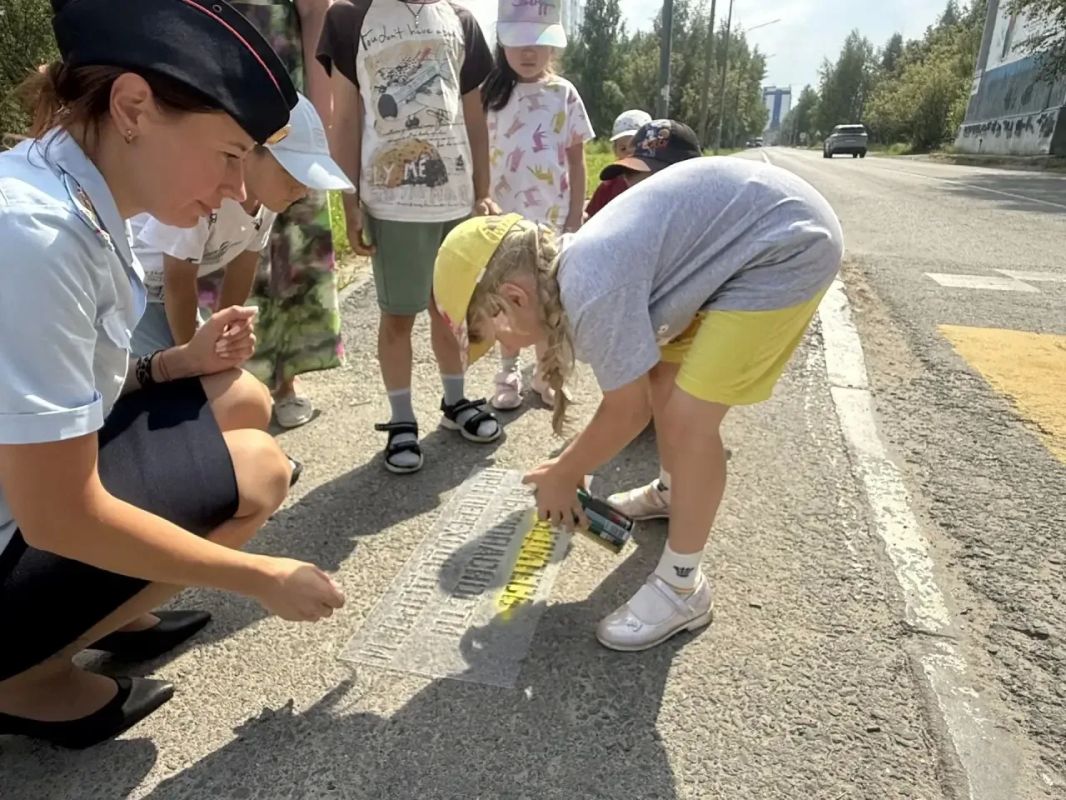 Госавтоинспекторы Югры напомнили о безопасности с помощью трафаретов Госавтоинспекторы Югры напомнили о безопасности с помощью трафаретов