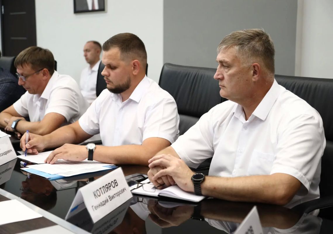 Дмитрий Кощенко: Провел рабочее совещание с руководителями ресурсоснабжающих организаций Дмитрий Кощенко: Провел рабочее совещание с руководителями ресурсоснабжающих организаций