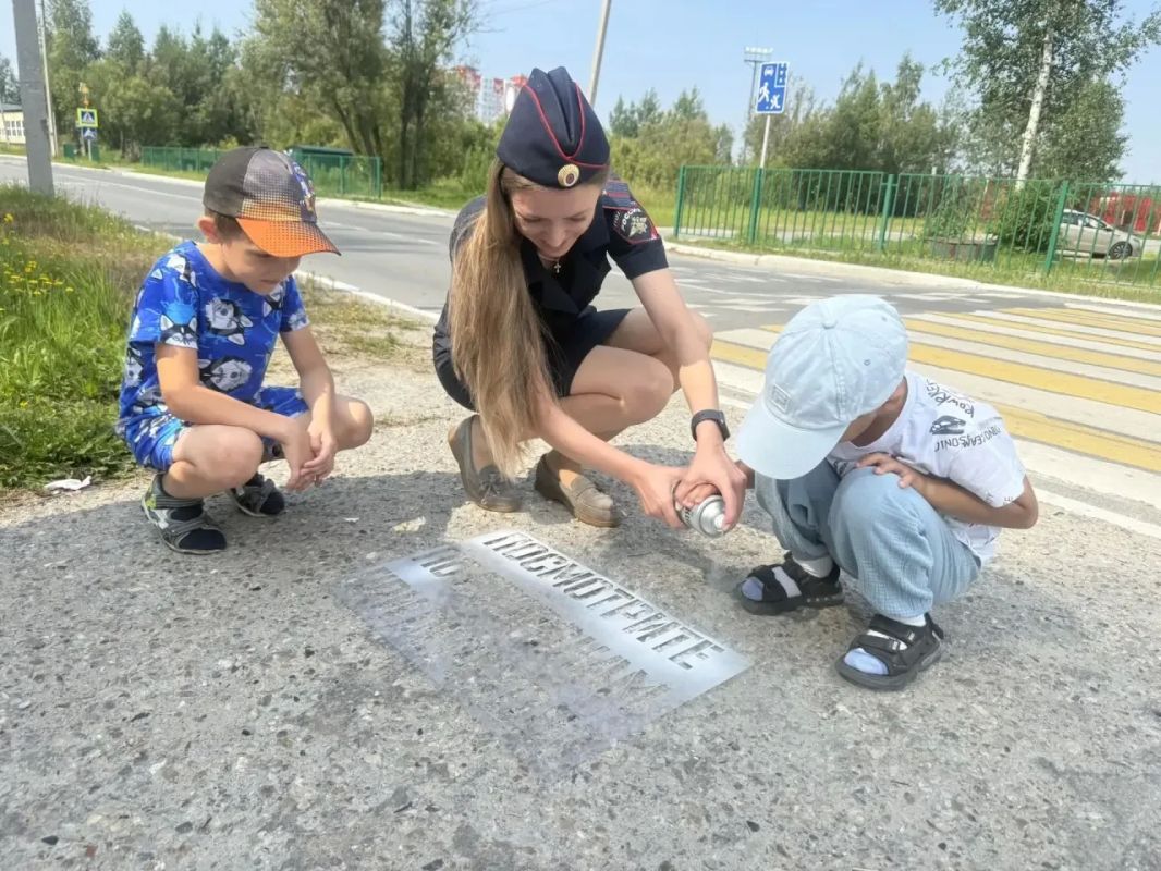 Госавтоинспекторы Югры напомнили о безопасности с помощью трафаретов Госавтоинспекторы Югры напомнили о безопасности с помощью трафаретов