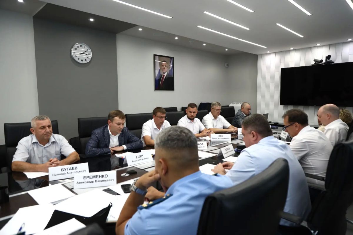 Глава города Дмитрий Кощенко провел рабочее совещание с руководителями ресурсоснабжающих организаций Глава города Дмитрий Кощенко провел рабочее совещание с руководителями ресурсоснабжающих организаций