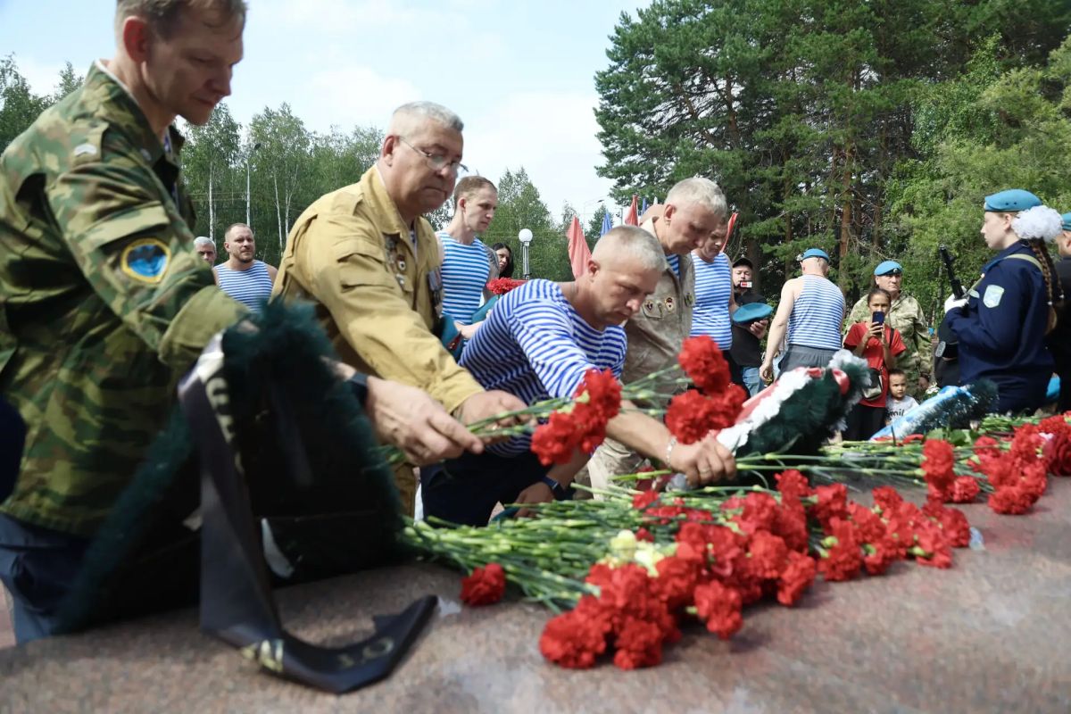 «Никто, кроме нас!»: в Сургуте отметили 96-ю годовщину Воздушно-десантных войск России «Никто, кроме нас!»: в Сургуте отметили 96-ю годовщину Воздушно-десантных войск России