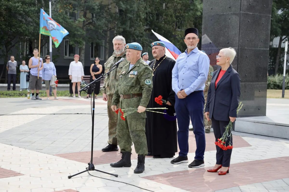 В Нижневартовске 2 августа прошли мероприятия, посвященные 96-ой годовщине образования воздушно-десантных войск России В Нижневартовске 2 августа прошли мероприятия, посвященные 96-ой годовщине образования воздушно-десантных войск России