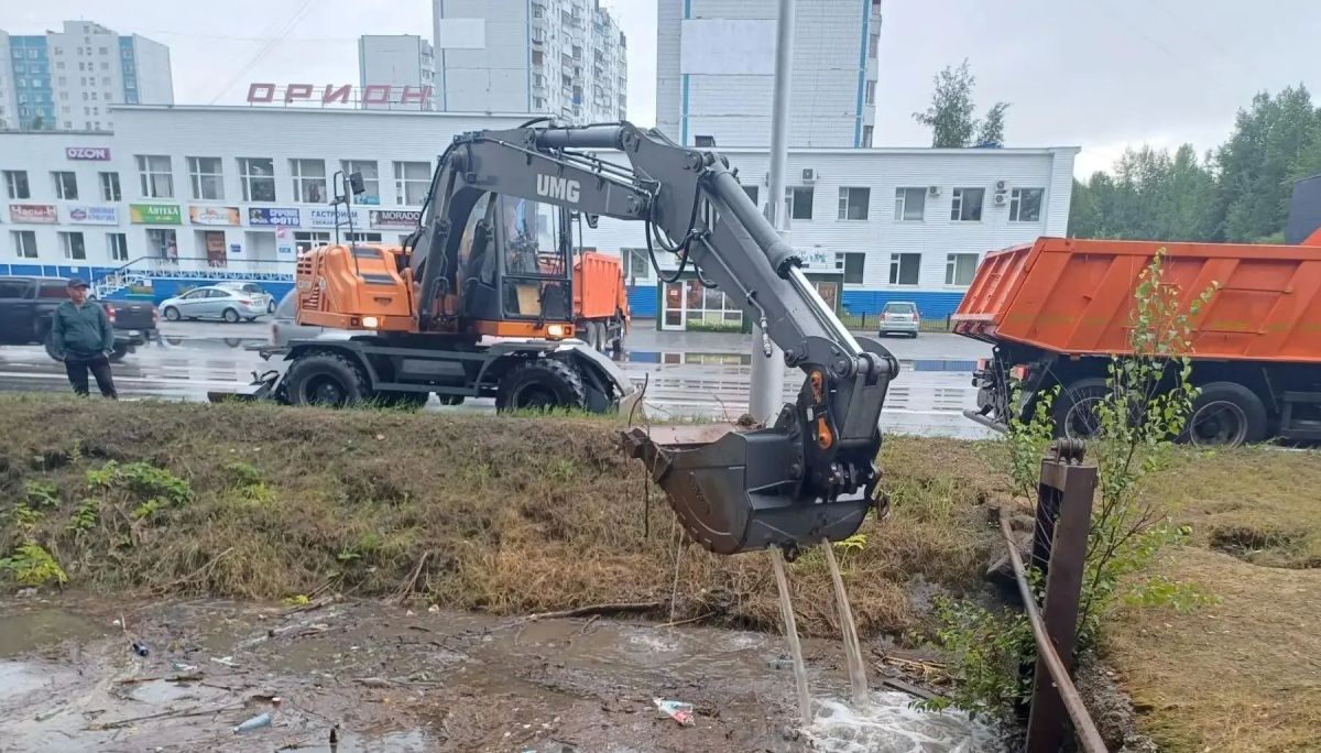Коммунальщики в усиленном режиме устраняют последствия мощного потопа Коммунальщики в усиленном режиме устраняют последствия мощного потопа