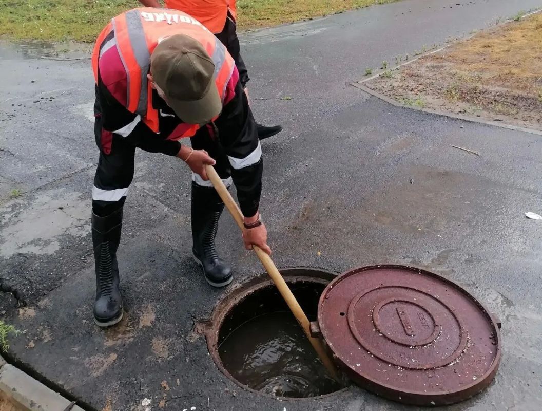 Коммунальщики в усиленном режиме устраняют последствия мощного потопа