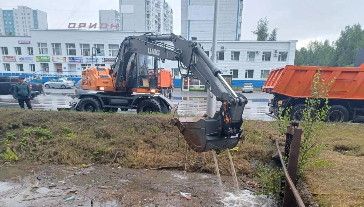 В Нижневартовске из-за мощной грозы затопило улицы В Нижневартовске из-за мощной грозы затопило улицы