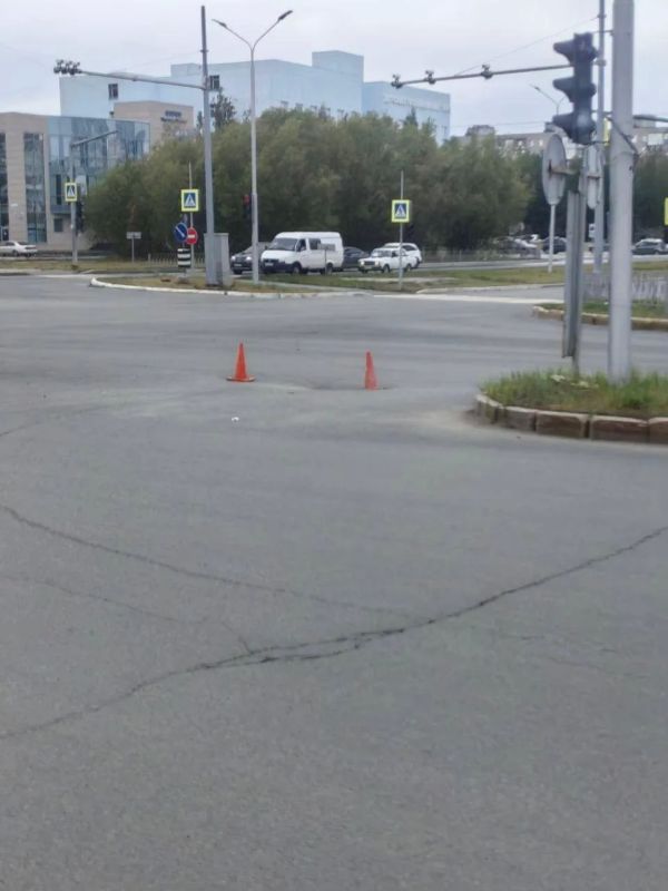 Асфальт просел на перекрёстке Интер и Чапаева, сообщает подписчик Асфальт просел на перекрёстке Интер и Чапаева, сообщает подписчик