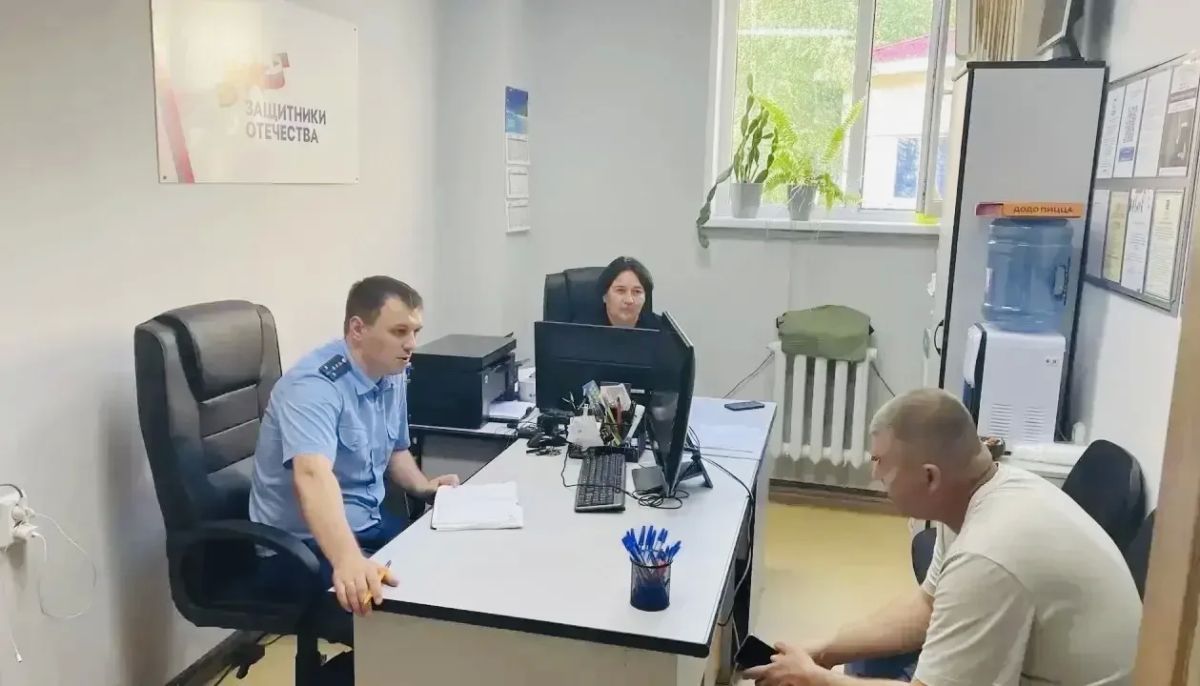 Заместитель прокурора города Лангепаса Андрей Лукашук провел личный прием участников СВО и членов их семей в филиале Фонда «Защитники Отечества»