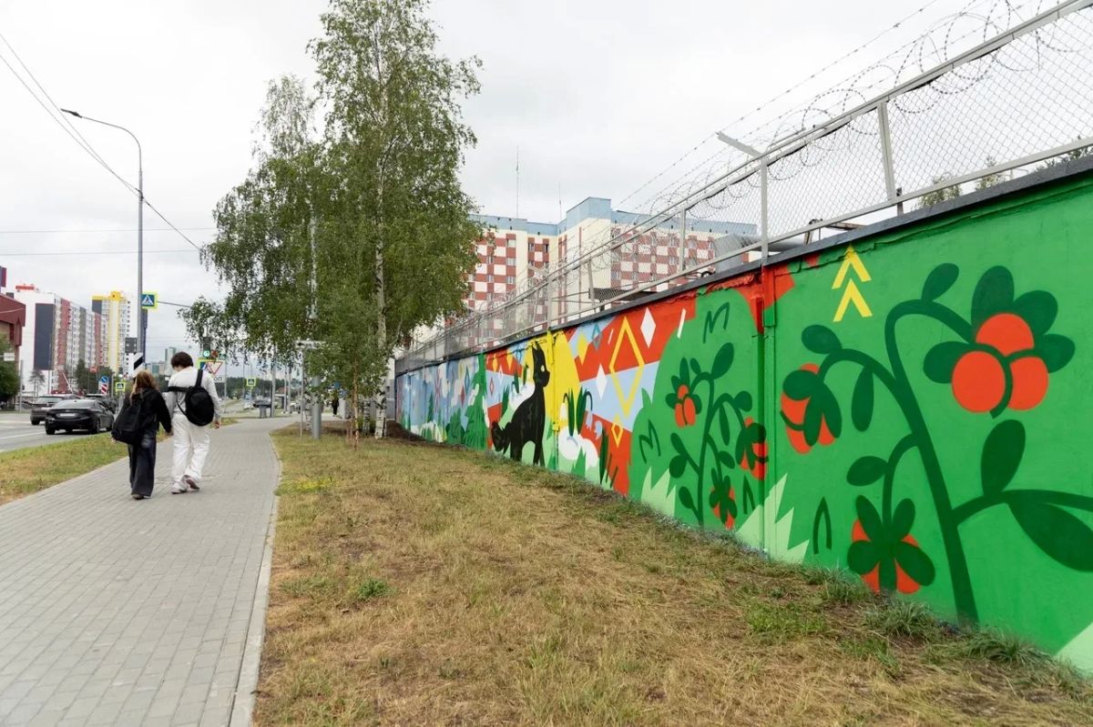 В Сургуте завершают роспись фасада «Городских тепловых сетей» В Сургуте завершают роспись фасада «Городских тепловых сетей»