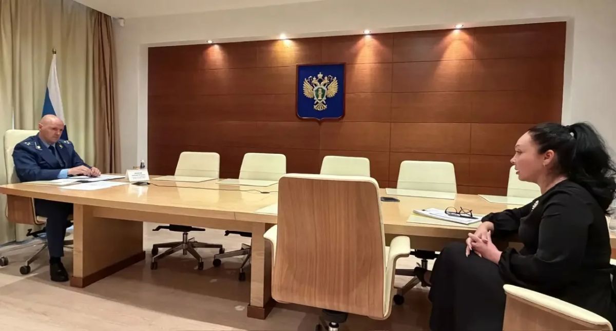 Прокурор округа Дмитрий Попов провел личный прием жителей городов Лангепаса, Мегиона, Ханты-Мансийска и Октябрьского района Прокурор округа Дмитрий Попов провел личный прием жителей городов Лангепаса, Мегиона, Ханты-Мансийска и Октябрьского района