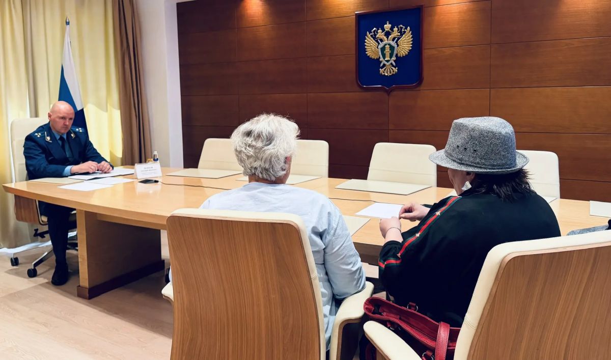 Прокурор округа Дмитрий Попов провел личный прием жителей городов Лангепаса, Мегиона, Ханты-Мансийска и Октябрьского района Прокурор округа Дмитрий Попов провел личный прием жителей городов Лангепаса, Мегиона, Ханты-Мансийска и Октябрьского района