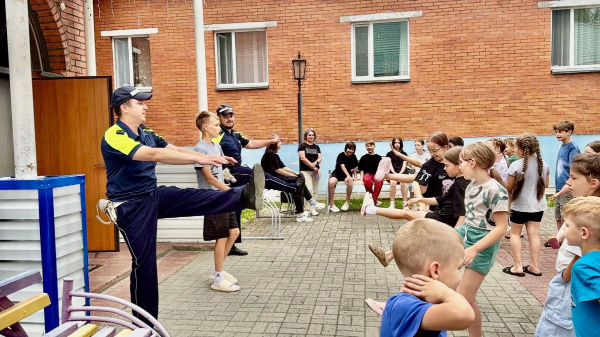 В Белоярском полицейские и общественники провели спортивный праздник для детей В Белоярском полицейские и общественники провели спортивный праздник для детей