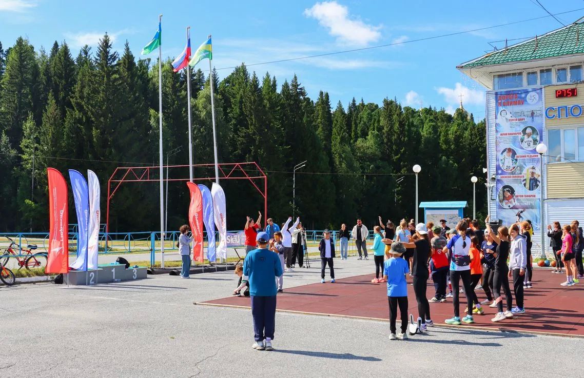 В Ханты-Мансийске полицейские совместно с представителями общественности приняли участие в общероссийской акции «Зарядка со стражем порядка» В Ханты-Мансийске полицейские совместно с представителями общественности приняли участие в общероссийской акции «Зарядка со стражем порядка»
