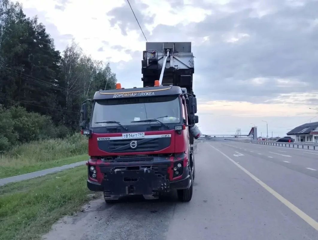 Самосвал снёс надземный пешеходный переход под Тюменью в сторону Екатеринбурга Самосвал снёс надземный пешеходный переход под Тюменью в сторону Екатеринбурга