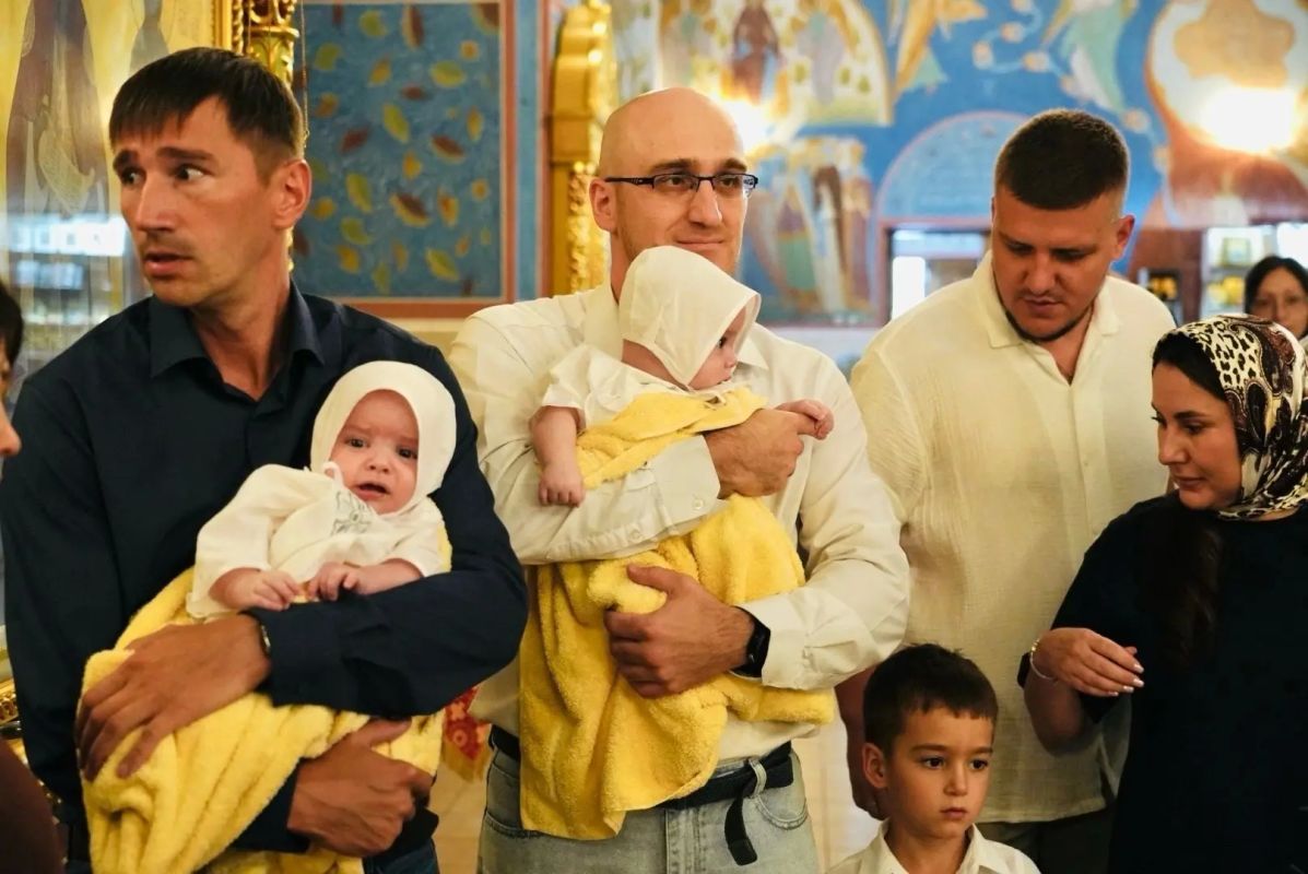 11 детей из четырёх многодетных семей сегодня крестил митрополит Павел в Нижневартовске! Таинство прошло в храме Рождества Христова 11 детей из четырёх многодетных семей сегодня крестил митрополит Павел в Нижневартовске! Таинство прошло в храме Рождества Христова