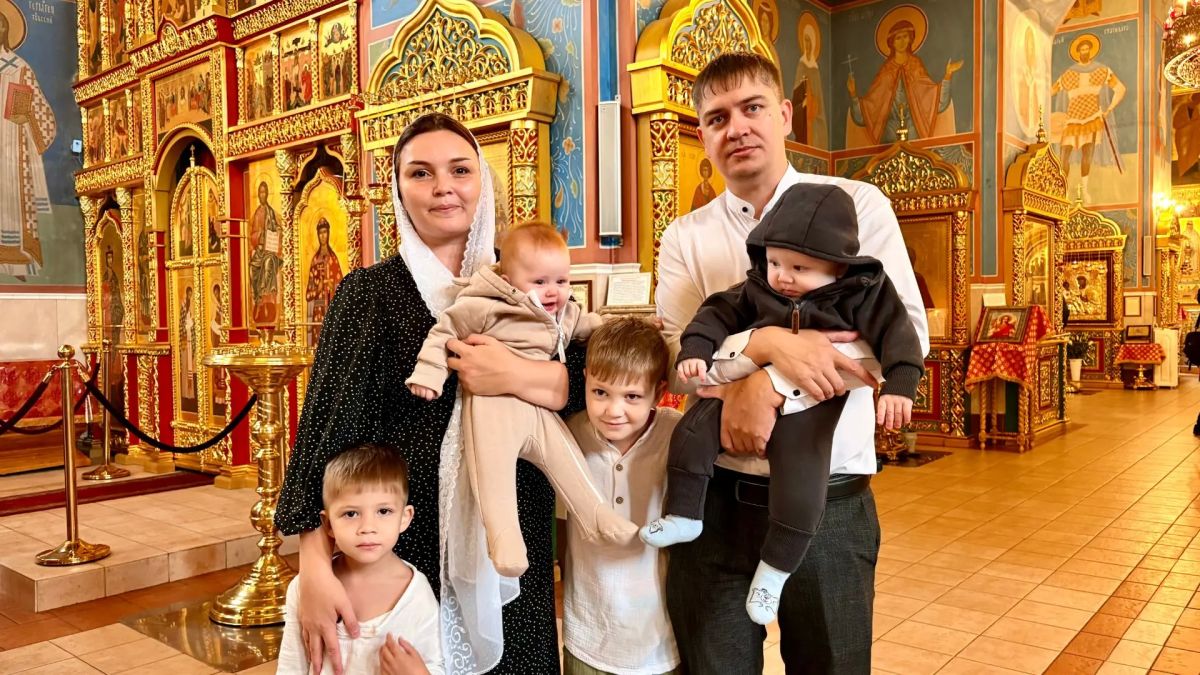 Дмитрий Кощенко: Митрополит Ханты-Мансийский и Сургутский Павел совершил таинство Крещения для детей из многодетных семей нашего города Дмитрий Кощенко: Митрополит Ханты-Мансийский и Сургутский Павел совершил таинство Крещения для детей из многодетных семей нашего города