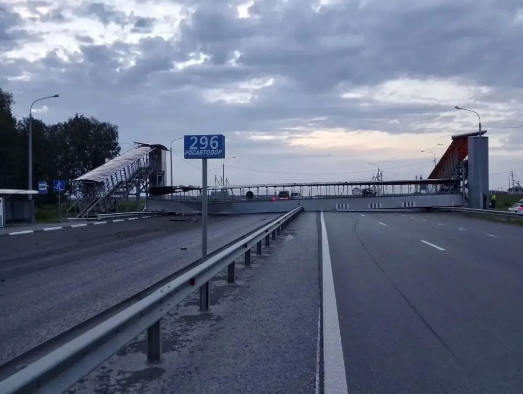 Самосвал снёс надземный пешеходный переход под Тюменью в сторону Екатеринбурга Самосвал снёс надземный пешеходный переход под Тюменью в сторону Екатеринбурга