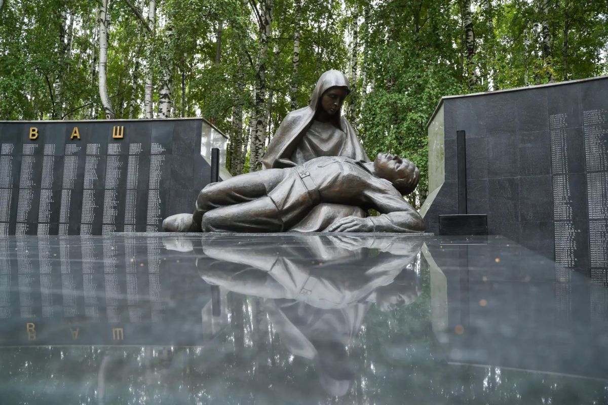 9 августа, в День окончания Ленинградской битвы, сотрудники следственного управления СК России по Ханты-Мансийскому автономному округу – Югре возложили цветы к Мемориалу Славы в Парке Победы города Ханты-Мансийска 9 августа, в День окончания Ленинградской битвы, сотрудники следственного управления СК России по Ханты-Мансийскому автономному округу – Югре возложили цветы к Мемориалу Славы в Парке Победы города Ханты-Мансийска