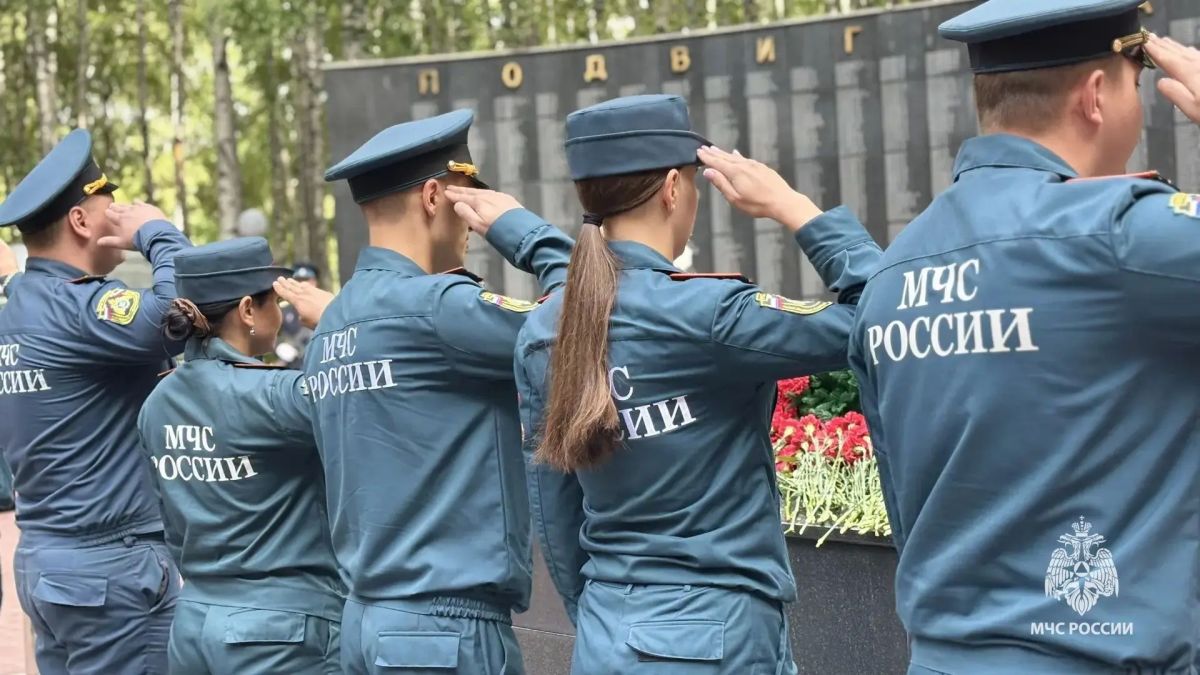 В День окончания Ленинградской битвы в Югре прошла церемония возложения цветов В День окончания Ленинградской битвы в Югре прошла церемония возложения цветов