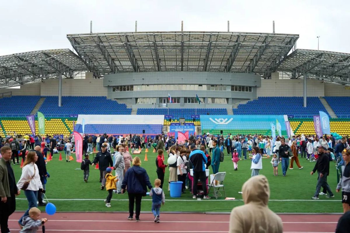 На фестивале спорта, приуроченном ко Дню физкультурника, руководитель следственного управления генерал-майор юстиции Михаил Мокшин вручил ведомственные награды представителям спортивного сообщества за содействие СК России в... На фестивале спорта, приуроченном ко Дню физкультурника, руководитель следственного управления генерал-майор юстиции Михаил Мокшин вручил ведомственные награды представителям спортивного сообщества за содействие СК России в...