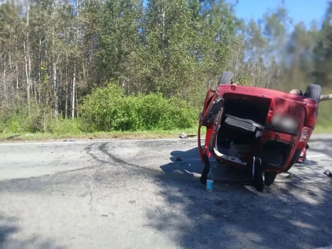 Семью с тремя детьми выбросило из машины при аварии под Тюменью Семью с тремя детьми выбросило из машины при аварии под Тюменью