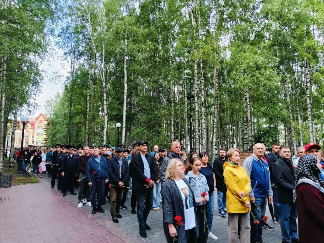 Сотрудники Депинформтехнологий Югры почтили память защитников Ленинграда Сотрудники Депинформтехнологий Югры почтили память защитников Ленинграда