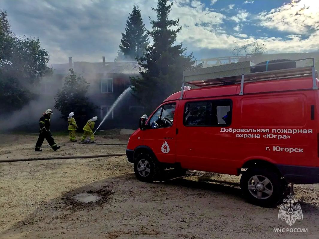 В Югорске ликвидирован пожар в расселенном доме В Югорске ликвидирован пожар в расселенном доме