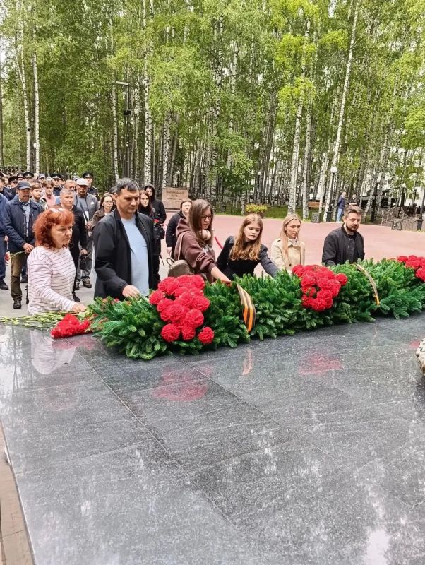 Сотрудники Депинформтехнологий Югры почтили память защитников Ленинграда Сотрудники Депинформтехнологий Югры почтили память защитников Ленинграда