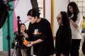 На этих кадрах Вусале Атаева снимает выпуск проекта «Первая помощь рядом»