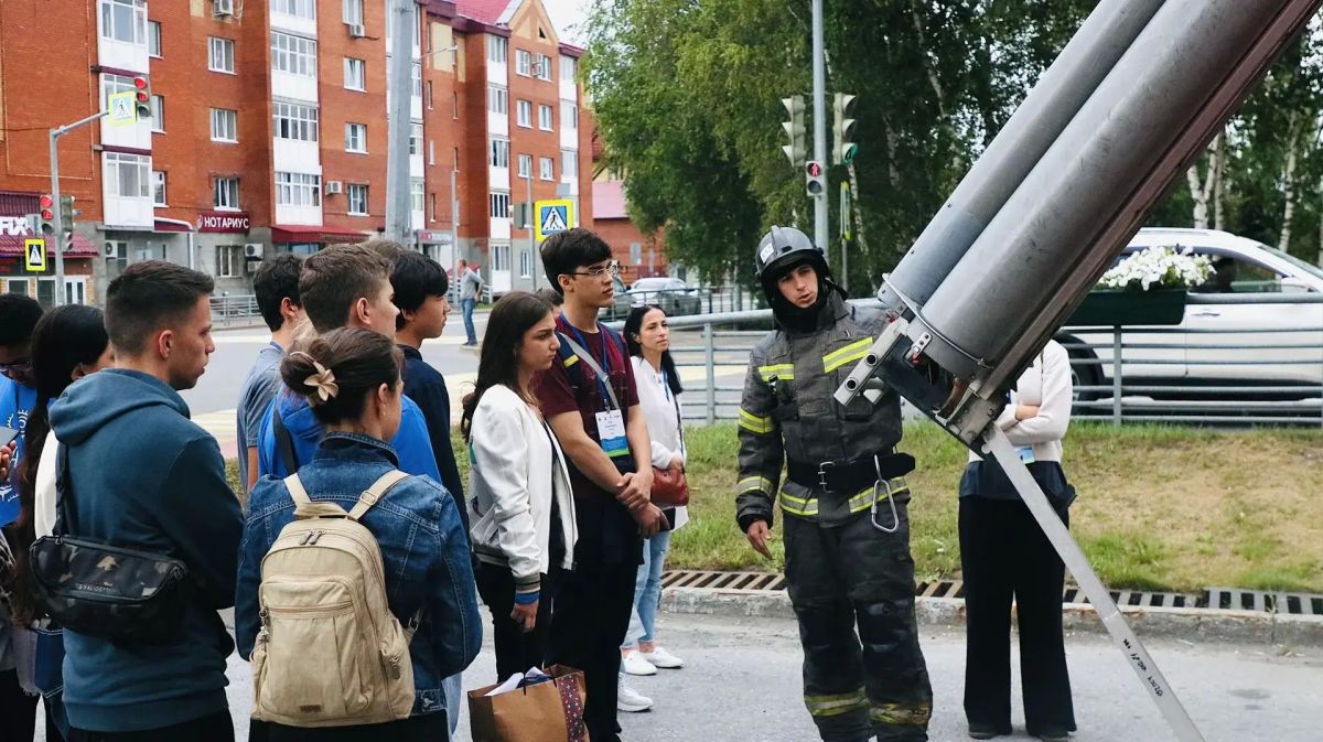 В Югре проходит масштабная социальная кампания под лозунгом «ПДД — в приоритете» В Югре проходит масштабная социальная кампания под лозунгом «ПДД — в приоритете»