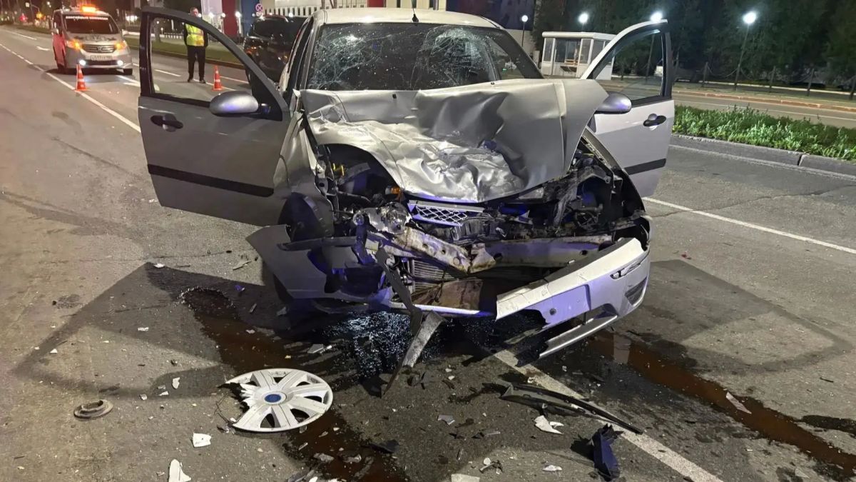 Пожилой вартовчанин врезался на перекрестке в машину молодой девушки Пожилой вартовчанин врезался на перекрестке в машину молодой девушки